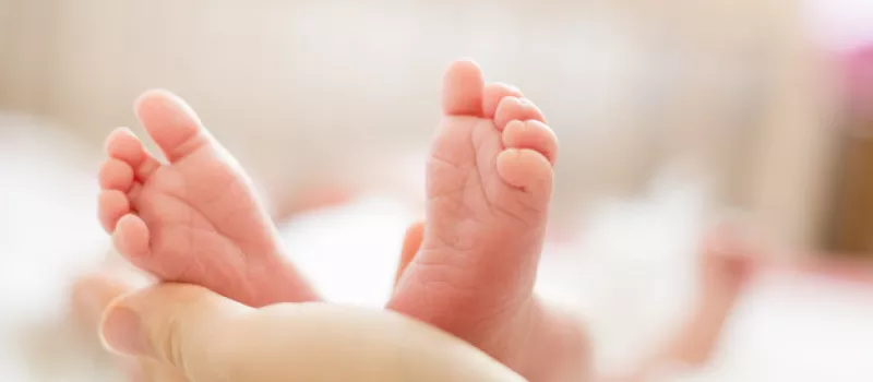 Massage pour les bébés jusqu'à la marche